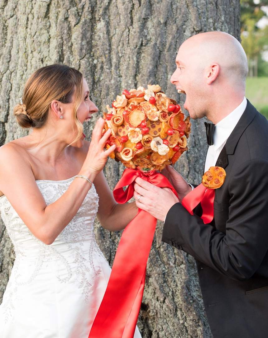 FOTO / În loc de flori... a folosit pizza. Cel mai ciudat buchet de nuntă al unei mirese
