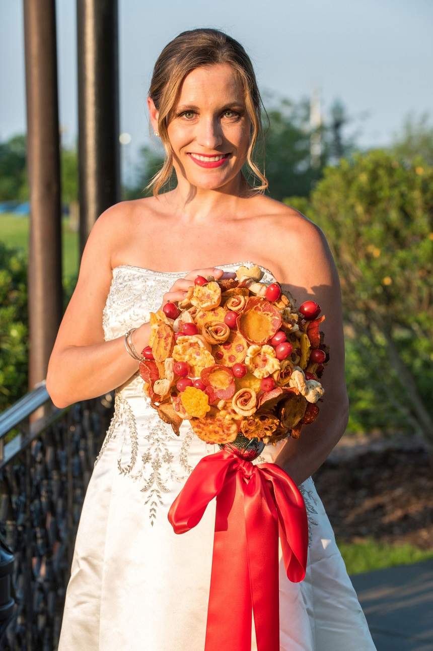 FOTO / În loc de flori... a folosit pizza. Cel mai ciudat buchet de nuntă al unei mirese