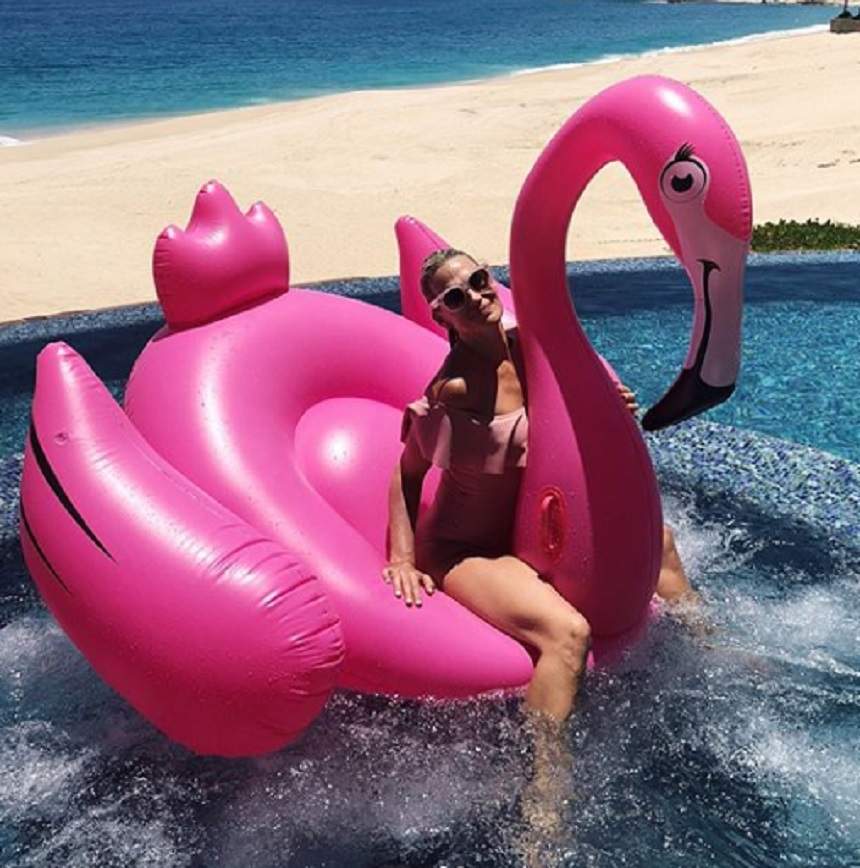 FOTO / Are 45 de ani, dar arată într-un mare fel! O celebră actriţă a fost surprinsă în costum de baie