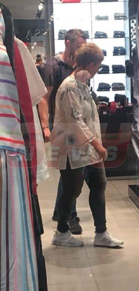 Paparazzi!/ Ce-i mai plac tinereii! Teo Trandafir, consiliată la shopping de un pisoiaş neliniştit! Avem imaginile