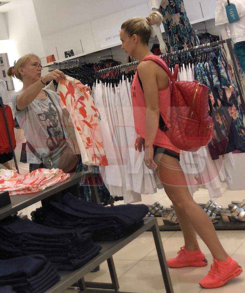 EXCLUSIV! Are 27 de ani, dar tot cu mami merge la cumpărături! Am surprins-o pe Sandra Izbaşa în ipostaze neaşteptate la mall