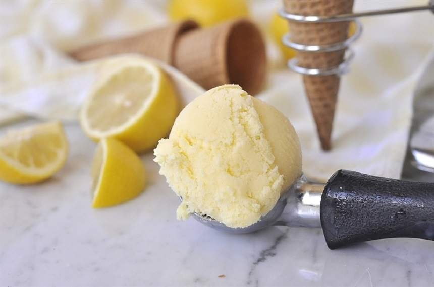 Мороженое дома сгущенка. Мороженое лимонное. Мороженое с лимоном. Лимонный пломбир. Мороженое и лимонад.