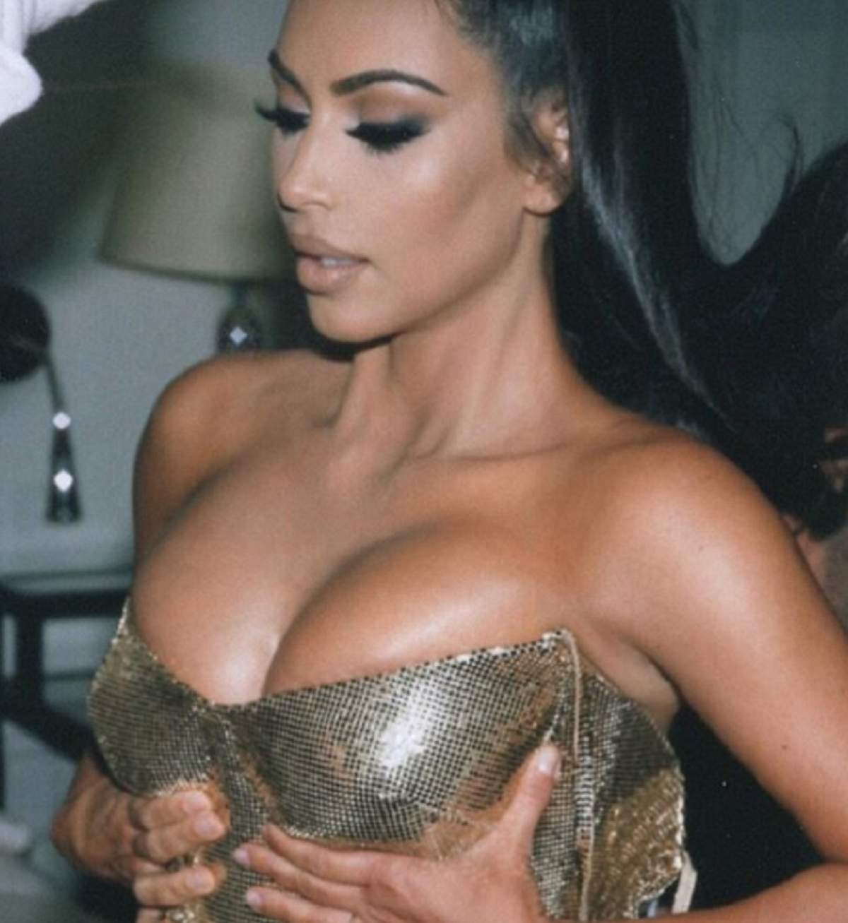 FOTO / Kim Kardashian și-a etalat sânii într-un decolteu amețitor! Starleta a uimit din nou pe toată lumea