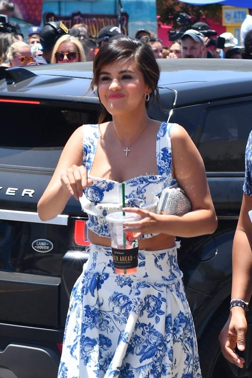 FOTO / Selena Gomez, apariție neinspirată la un eveniment monden. Vedeta pare cu 10 ani mai bâtrână!