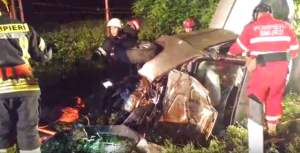 VIDEO / Dezastru pe o şosea din Mureş. Trei victime, după ce maşina în care se aflau s-a izbit de un copac