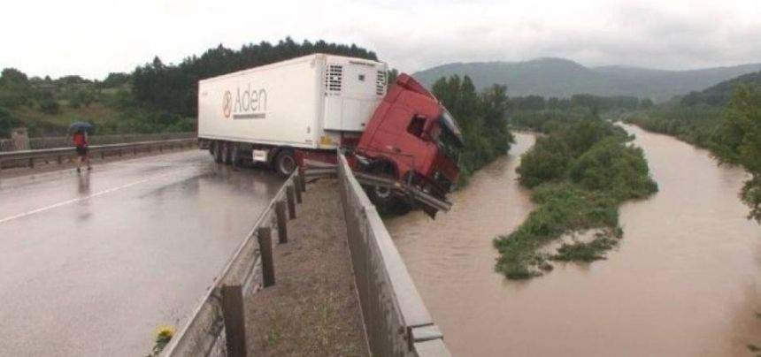 El este românul care a murit în accidentul pe care l-a provocat în Bulgaria. Bărbatul şi-a băgat soţia şi copilul în comă