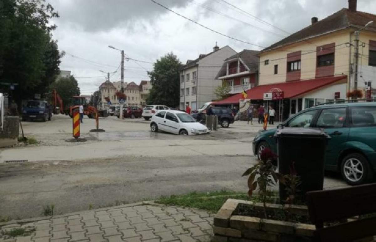 FOTO / O femeie din Caransebeș s-a trezit cu mașina înfiptă în asfalt, la propriu. Imaginile sunt virale