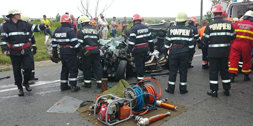 FOTO&VIDEO / Accident cumplit, cu un autocar de 15 persoane, la Iași! Un bărbat a murit, s-a activat codul roșu de intervenție