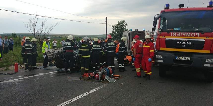 FOTO&VIDEO / Accident cumplit, cu un autocar de 15 persoane, la Iași! Un bărbat a murit, s-a activat codul roșu de intervenție