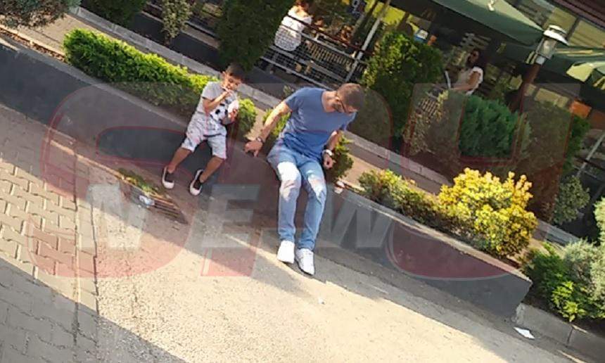 VIDEO PAPARAZZI / Apare rar împreună cu fiul său, dar oferă imagini de neuitat atunci când o face! Cum şi-a răsfăţat copilul un fotbalist celebru