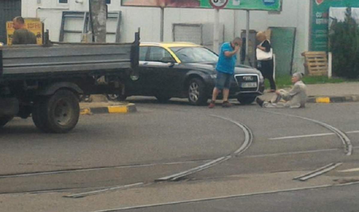 Bătrân din Botoșani, târât pe jos un metru de un taxi. Șoferul n-a știut că e sub mașină