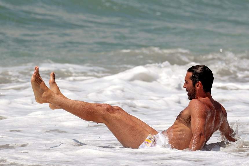 FOTO / Toate admiratoarele au fost cu ochii pe el! Un cunoscut fotbalist şi-a făcut de cap la plajă, în poziţii neaşteptate