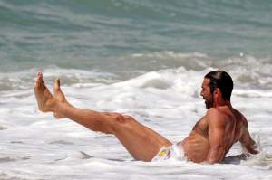 FOTO / Toate admiratoarele au fost cu ochii pe el! Un cunoscut fotbalist şi-a făcut de cap la plajă, în poziţii neaşteptate