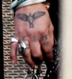 FOTO / Johnny Depp şi-a modificat din nou tatuajul pentru Amber Heard! Ce şi-a scris pe degete