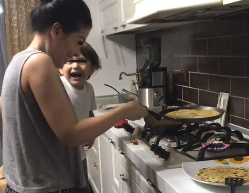 VIDEO / Andreea Mantea şi-a filmat copilul plângând. Ce a putut să-i ceară David