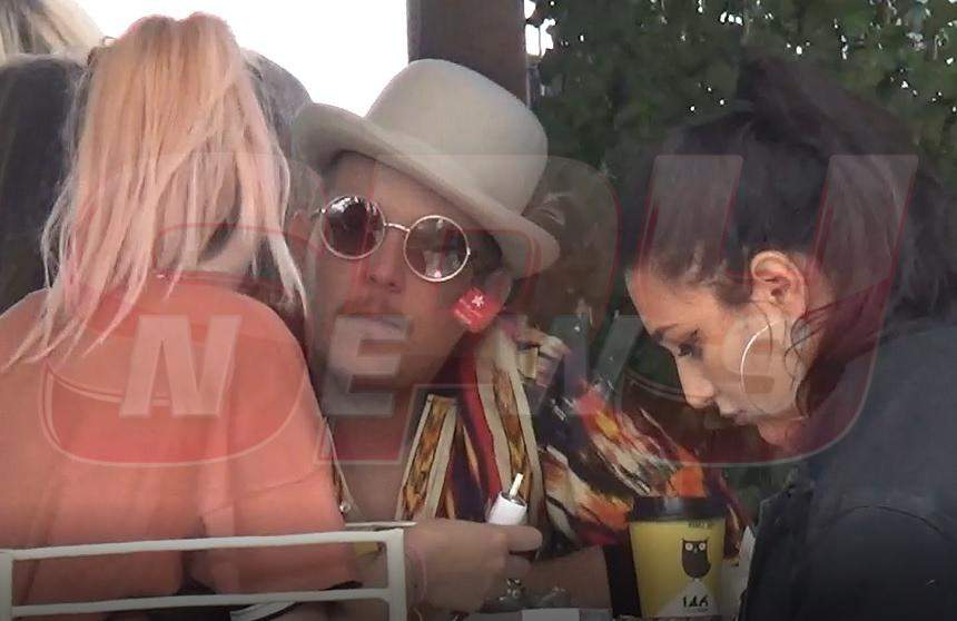 VIDEO PAPARAZZI / Asta le întrece pe toate! What's Up, apariţie excentrică în buricul târgului! Ce costumaţie a purtat artistul