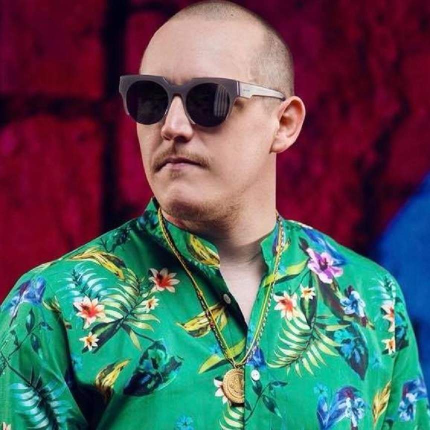 VIDEO PAPARAZZI / Asta le întrece pe toate! What's Up, apariţie excentrică în buricul târgului! Ce costumaţie a purtat artistul