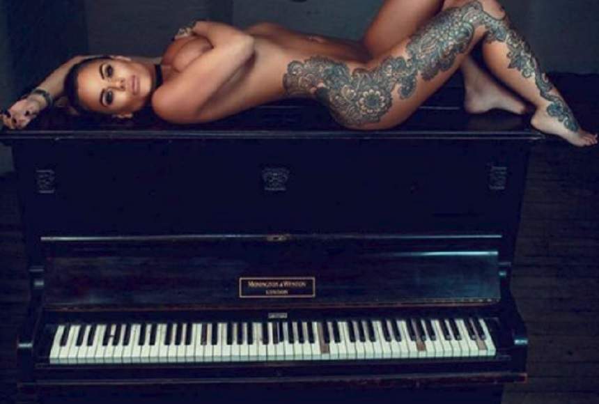 FOTO / O vedetă de reality show a comis-o din nou! Diva a pozat goală pușcă așezată pe un pian