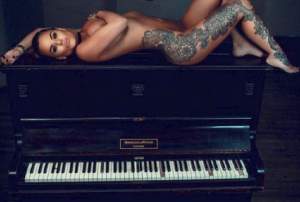 FOTO / O vedetă de reality show a comis-o din nou! Diva a pozat goală pușcă așezată pe un pian