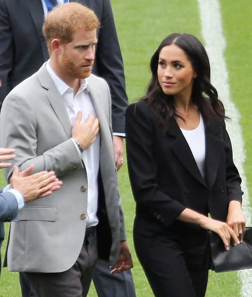 FOTO / Meghan Markle și Prințul Harry, topiți unul după celălalt! Ce spun experții în limbajul trupului despre ultima lor apariție