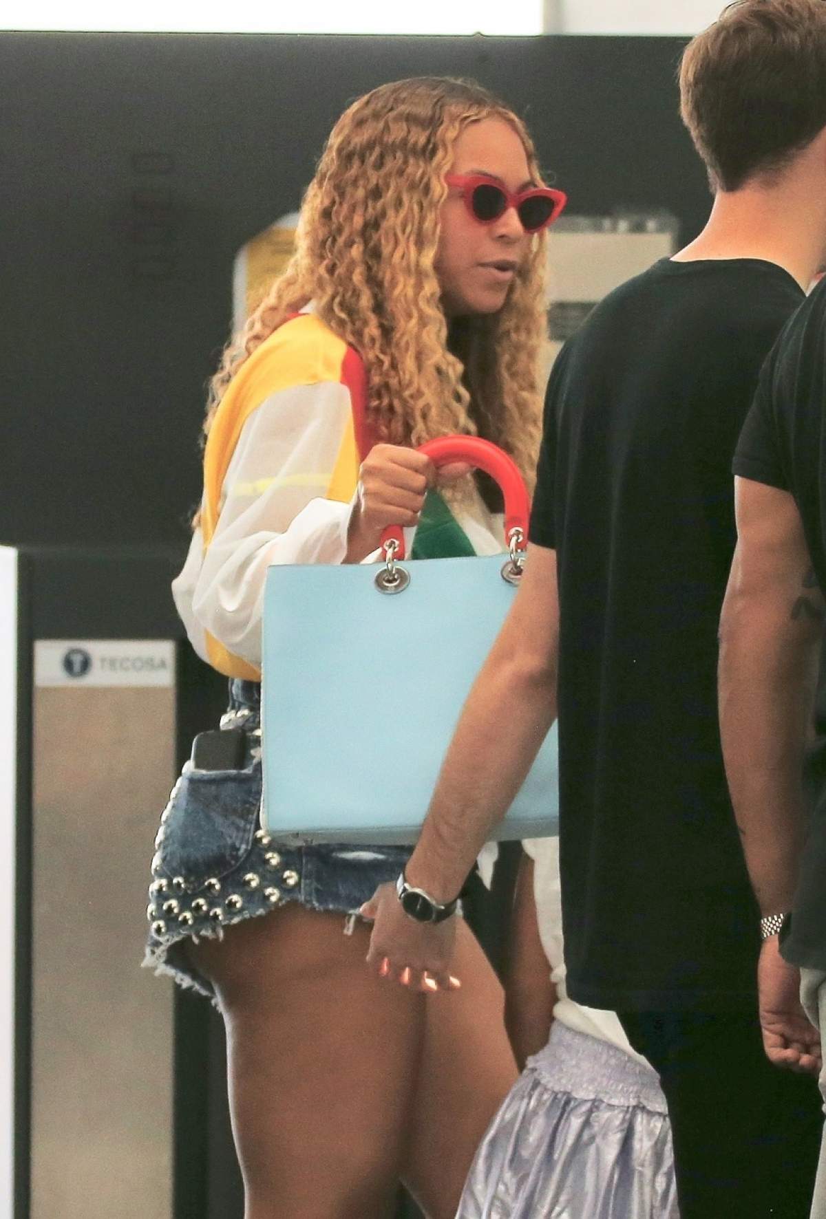 FOTO / Beyonce și-a etalat fundul imens, într-un aeroport aglomerat. A purtat o pereche de pantaloni minusculi