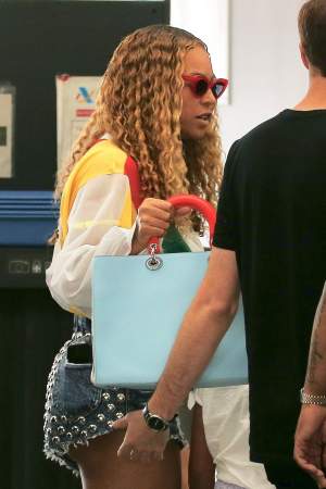 FOTO / Beyonce și-a etalat fundul imens, într-un aeroport aglomerat. A purtat o pereche de pantaloni minusculi