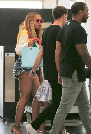 FOTO / Beyonce și-a etalat fundul imens, într-un aeroport aglomerat. A purtat o pereche de pantaloni minusculi