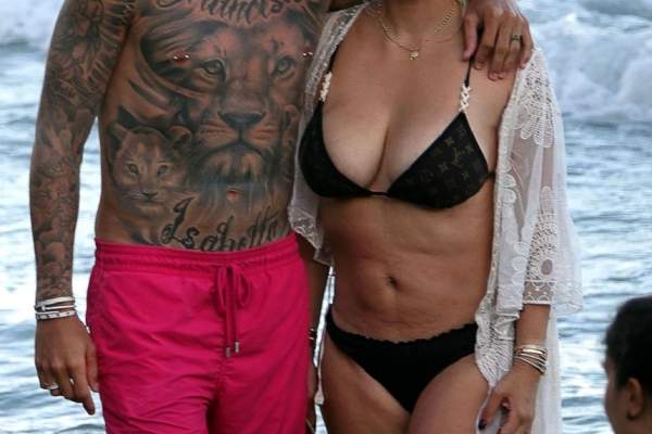 FOTO / Se numără printre cei mai sexy fotbaliști din lume, dar soția lui lasă de dorit! Și-a etalat celulita pe o plajă de fițe, în toată splendoarea