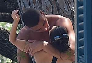 FOTO / Kourtney Kardashian şi iubitul de 24 de ani, surprinşi în cele mai tandre ipostaze! Sărutări pătimaşe în public