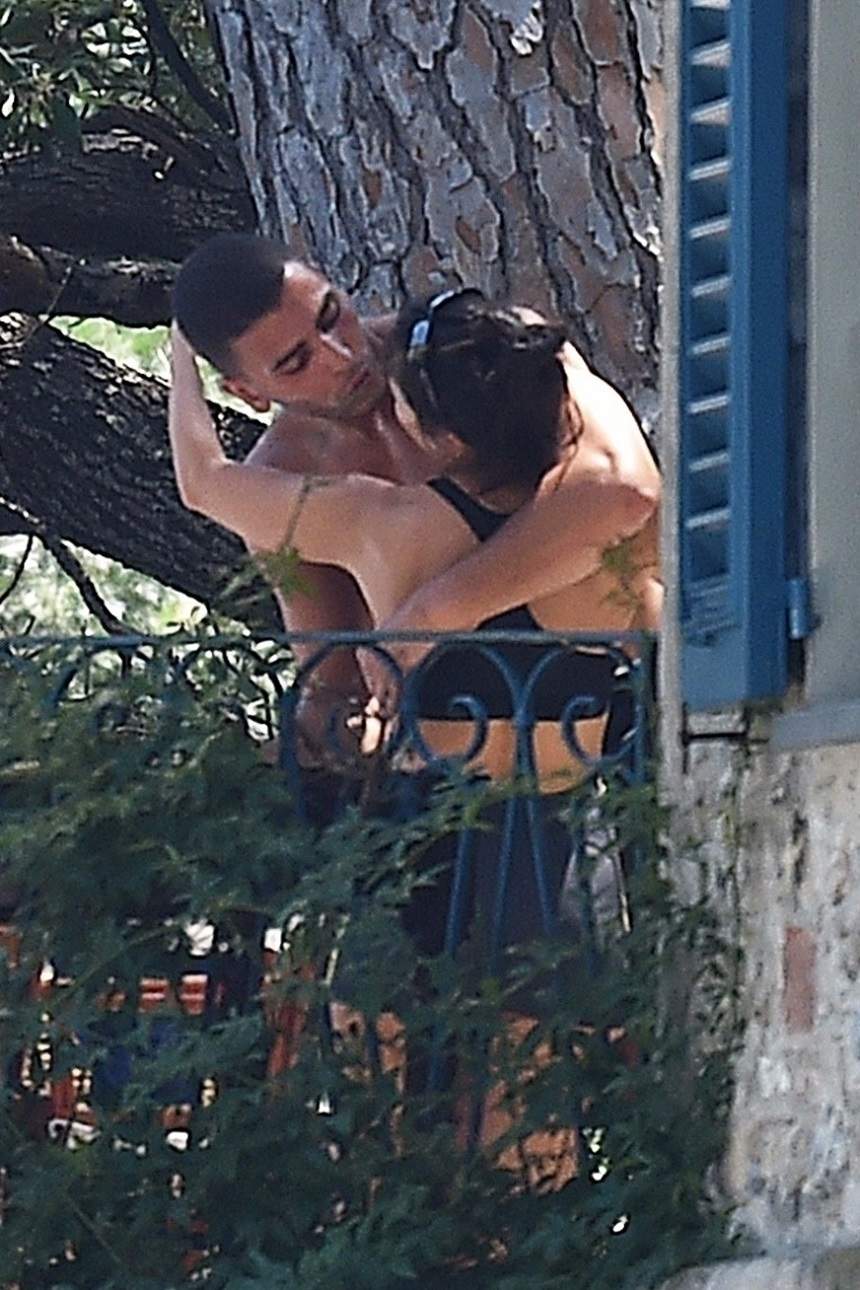 FOTO / Kourtney Kardashian şi iubitul de 24 de ani, surprinşi în cele mai tandre ipostaze! Sărutări pătimaşe în public