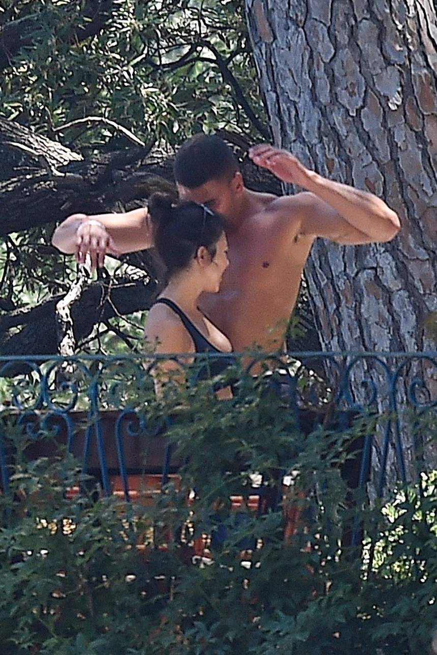 FOTO / Kourtney Kardashian şi iubitul de 24 de ani, surprinşi în cele mai tandre ipostaze! Sărutări pătimaşe în public