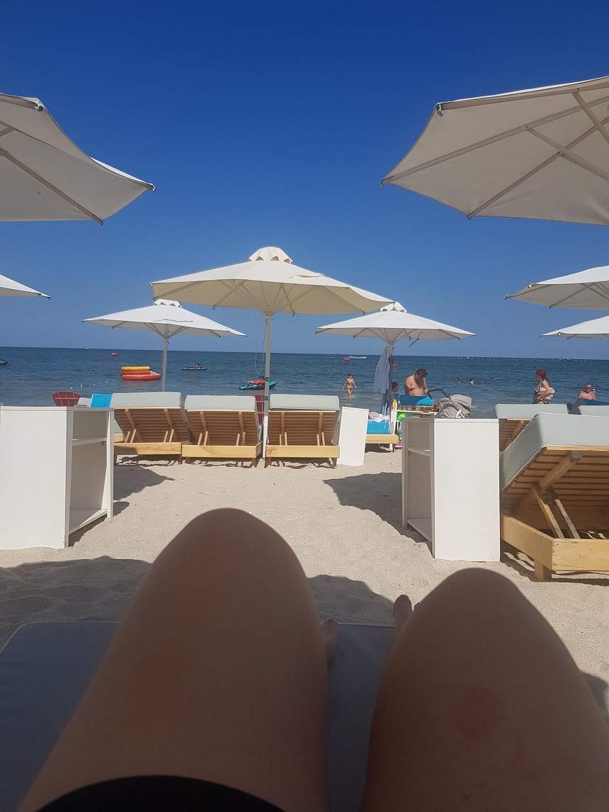 FOTO / Oana Roman, surprinsă la plajă! Relaxare totală la malul mării