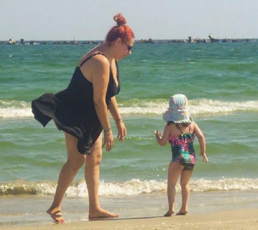 FOTO / Oana Roman, surprinsă la plajă! Relaxare totală la malul mării