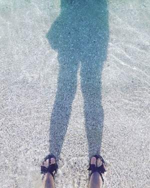 FOTO / Oana Roman, surprinsă la plajă! Relaxare totală la malul mării