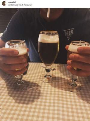 FOTO / Oana Lis, distracție în oraș, alături de prieteni. Se cinstește cu bere, după ce a anunțat că Viorel Lis este în stare gravă