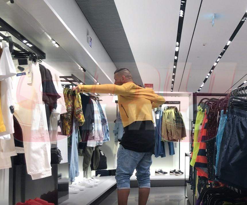 VIDEO PAPARAZZI / Pe scenă este dibaci, iar la shopping e stângaci! Un obiect de îmbrăcăminte i-a pus capac lui Ralflo