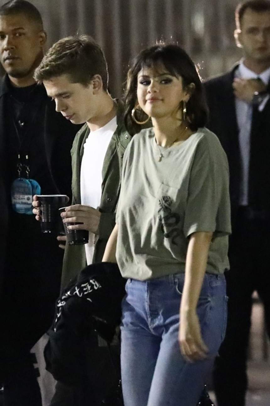 FOTO / Selena Gomez, apariție banală pe străzile din Los Angeles. Vedeta a renunțat la sutien și a „eliberat” sânii lăsați