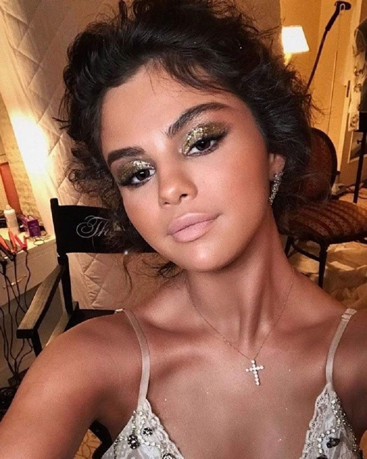 FOTO / Selena Gomez, apariție banală pe străzile din Los Angeles. Vedeta a renunțat la sutien și a „eliberat” sânii lăsați