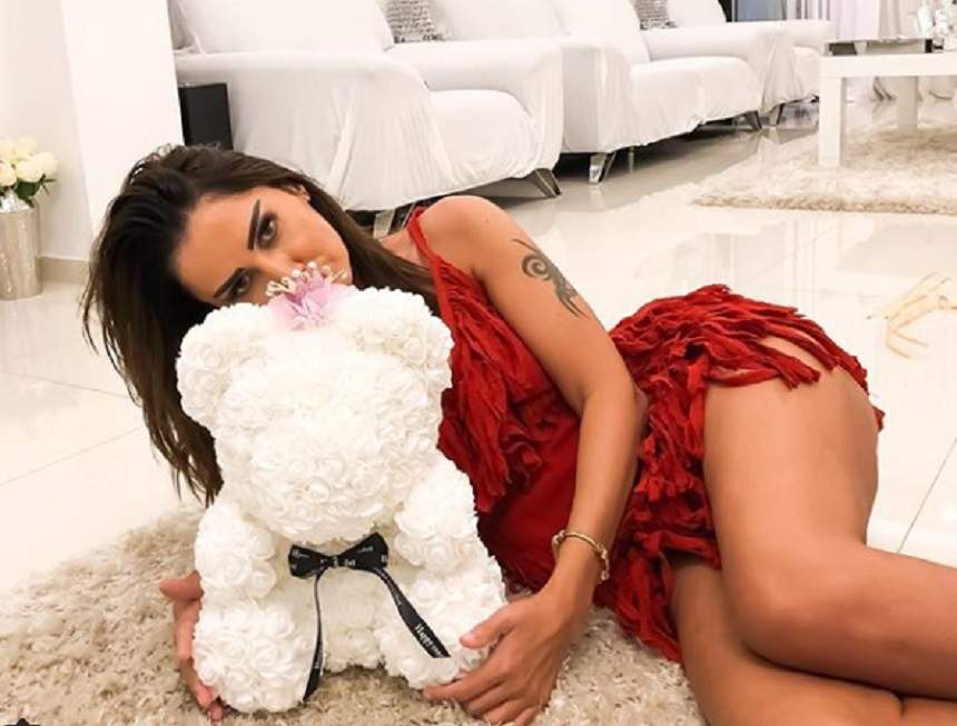 FOTO / Oana Zăvoranu, surprinsă într-o poziţie indecentă. Vedeta, la un pas să arate tot
