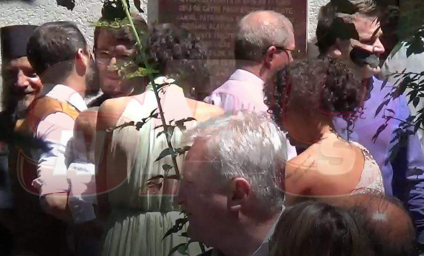 VIDEO PAPARAZZI! Andreea Popescu, botez în mare secret! Fosta dansatoare a Deliei este de nerecunoscut în cea mai importantă zi din familia ei