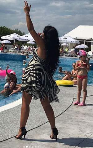 VIDEO / Nu renunță la cântări nici pe ultima sută de metri! Elena ex-Mandinga, show de zile mari la o piscină
