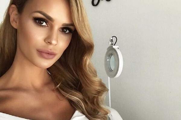 FOTO / Ea este cea mai sexy soție de fotbalist! Își etalează silicoanele în costume de baie minuscule
