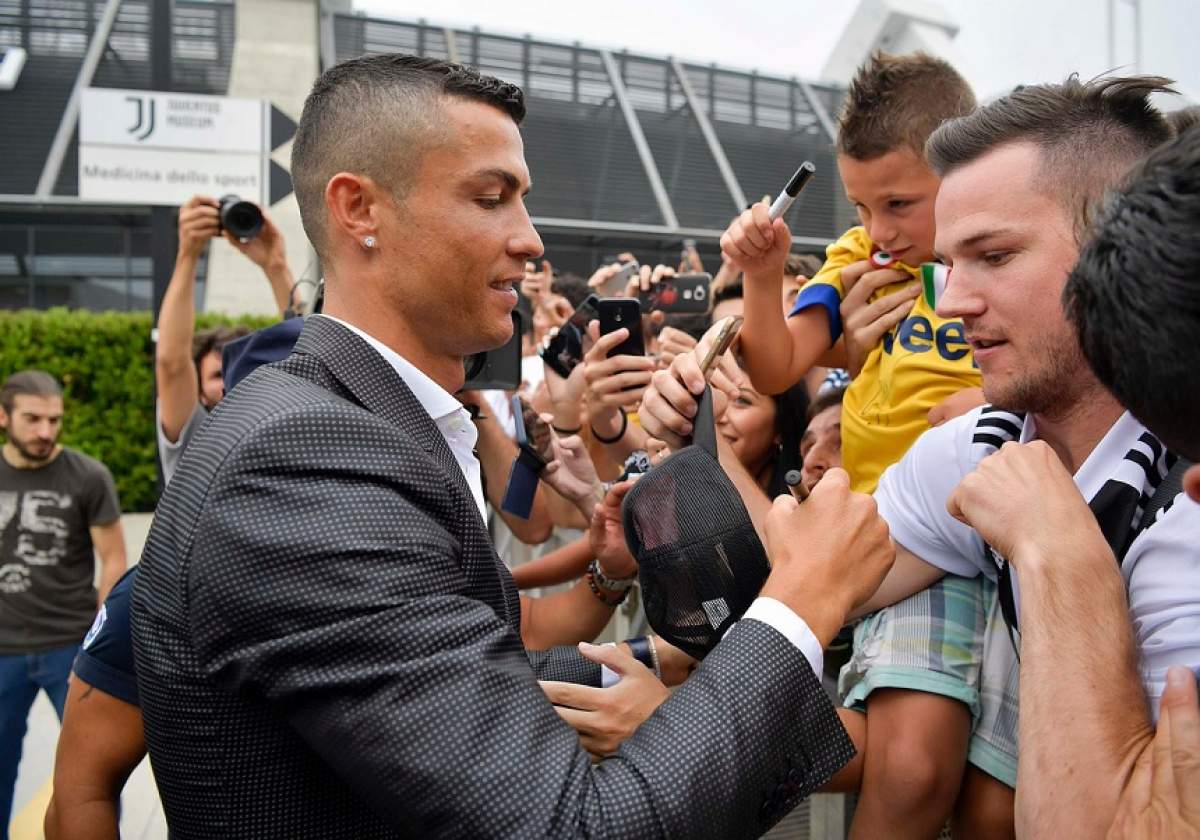 FOTO & VIDEO / Isterie la Torino! Cristiano Ronaldo, aşteptat de sute de fani şi de jurnalişti la vizita medicală!