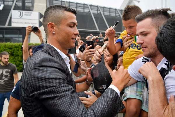 FOTO & VIDEO / Isterie la Torino! Cristiano Ronaldo, aşteptat de sute de fani şi de jurnalişti la vizita medicală!