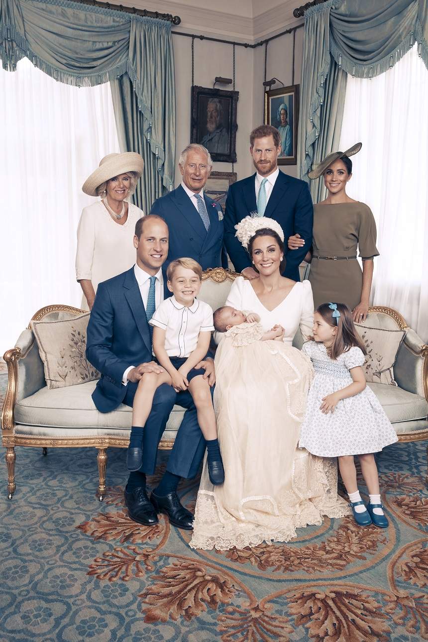 FOTO / Au apărut primele imagini oficiale de la botezul Prințului Louis! Kate Middleton a strălucit într-o ținută superbă