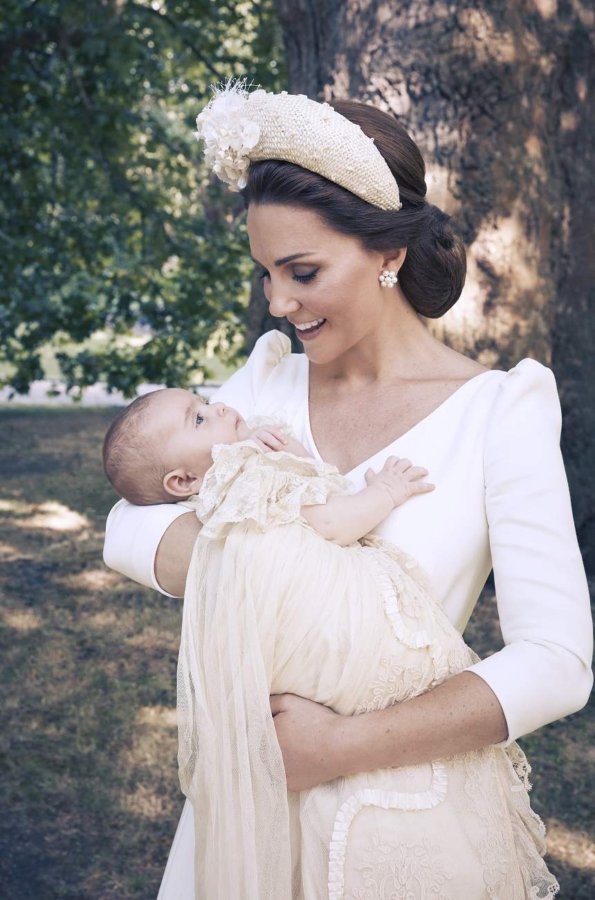 FOTO / Au apărut primele imagini oficiale de la botezul Prințului Louis! Kate Middleton a strălucit într-o ținută superbă