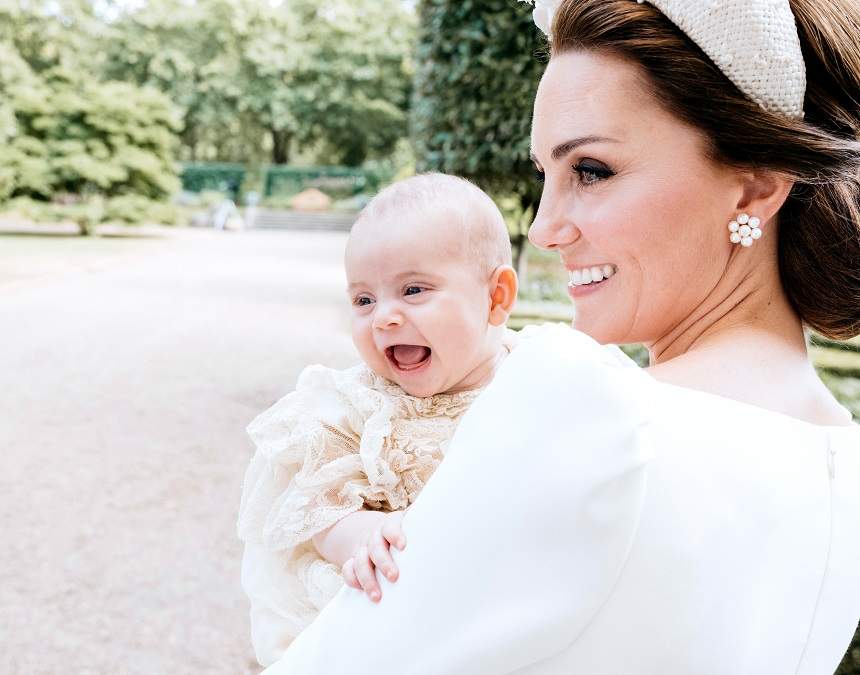 FOTO / Au apărut primele imagini oficiale de la botezul Prințului Louis! Kate Middleton a strălucit într-o ținută superbă