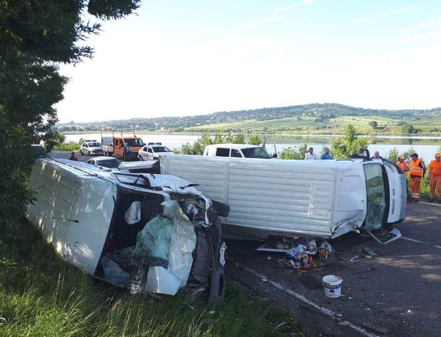 Accident grav în Fălticeni! Un autoturism şi trei microbuze s-au ciocnit