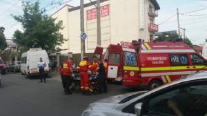 FOTO / Accident violent în Bucureşti! Un microbuz cu pasageri a intrat frontal într-un copac