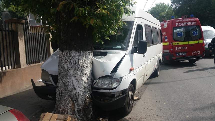 FOTO / Accident violent în Bucureşti! Un microbuz cu pasageri a intrat frontal într-un copac